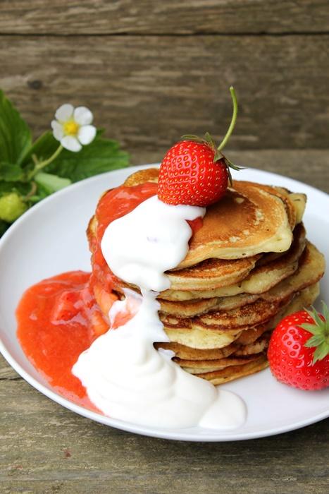Rezeptbild: Joghurt-Pancakes mit Erdbeer-Rhabarber-Kompott