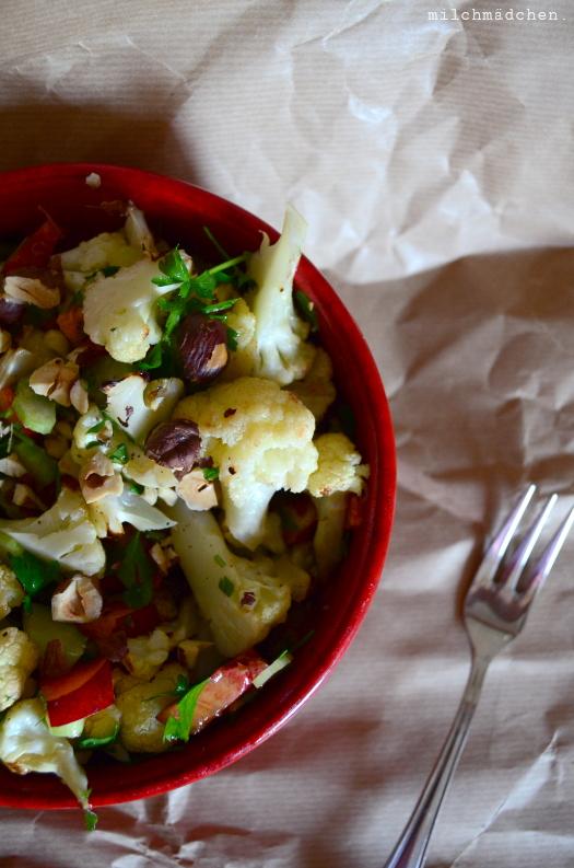 Rezeptbild: Gerösteter Blumenkohlsalat mit Haselnüssen, Petersilie und Nektarine nach Ottolenghi