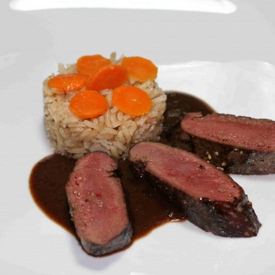 Rezeptbild: Rehrücken auf Nelken-Dattel-Sauce mit Ingwer-Karotten und Gewürz-Reis