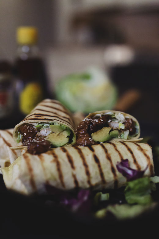 Rezeptbild: "Gesunde Chicken-Teriyaki-Wraps mit Avocado – schnell, leicht & lecker"