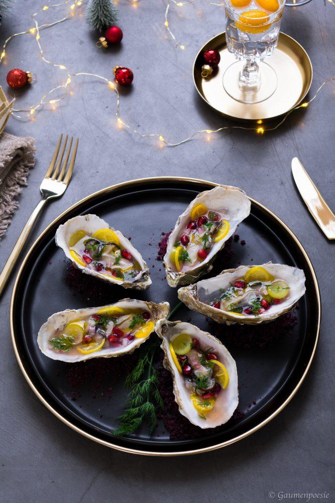 Rezeptbild: In der Schale gegrillte Austern mit Dill-Granatapfel-Trauben-Vinaigrette