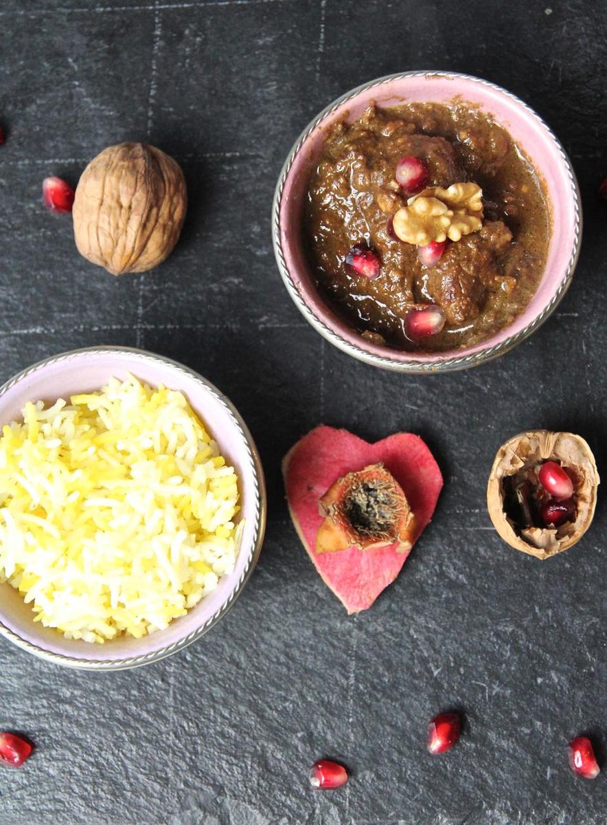 Rezeptbild: Khoreshte Fesenjan - Lammschmorgericht in einer Granatapfel-Walnusss-Sosse