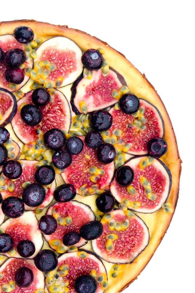 Rezeptbild: KÄSEKUCHEN MIT FEIGEN MARACUJA UND BLAUBEEREN