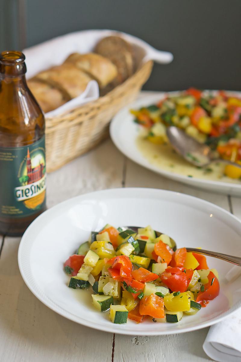 Rezeptbild:  Lauwarmer Paprika-Zucchini-Salat