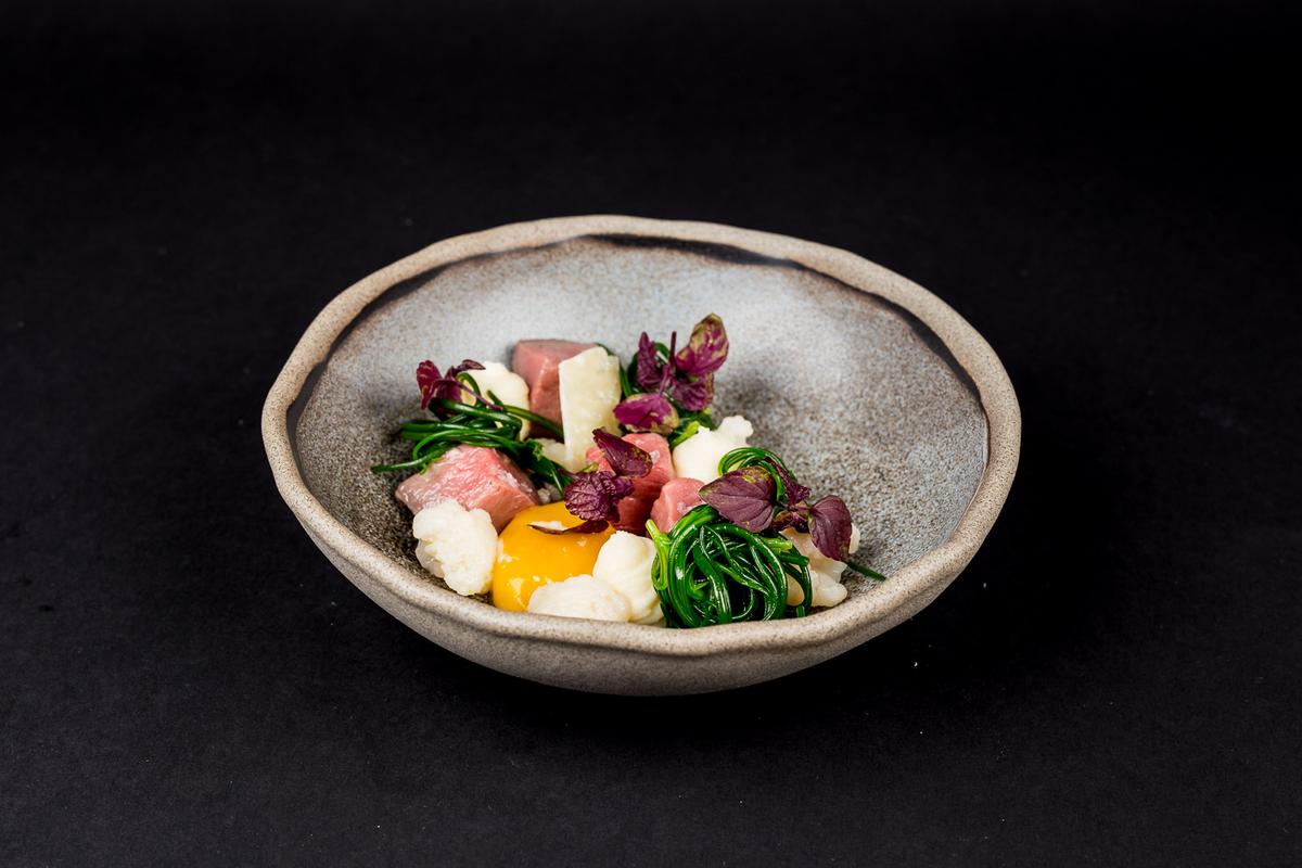 Rezeptbild: Gebeiztes Rinderfilet mit Onsen Egg und eingelegtem Blumenkohl