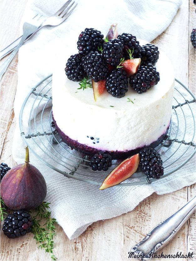 Rezeptbild: no bake Oreo-Brombeer-Feige-Thymian Ziegenfrischkäse Törtchen