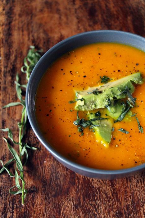 Rezeptbild: Kürbissuppe mit Avocado und Estragon