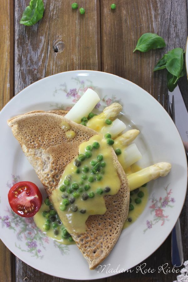 Rezeptbild: Dinkel-Eierpfannkuchen mit Spargel und Erbsen in Kapern-Béchamelsauce