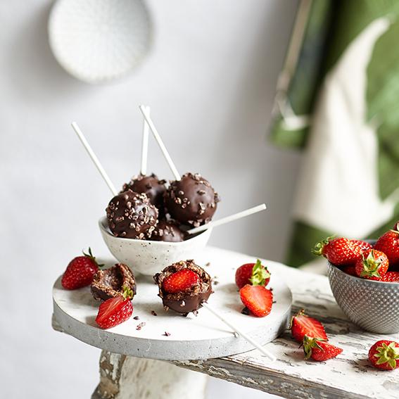 Rezeptbild: Raw Triple Chocolate Strawberry Pops