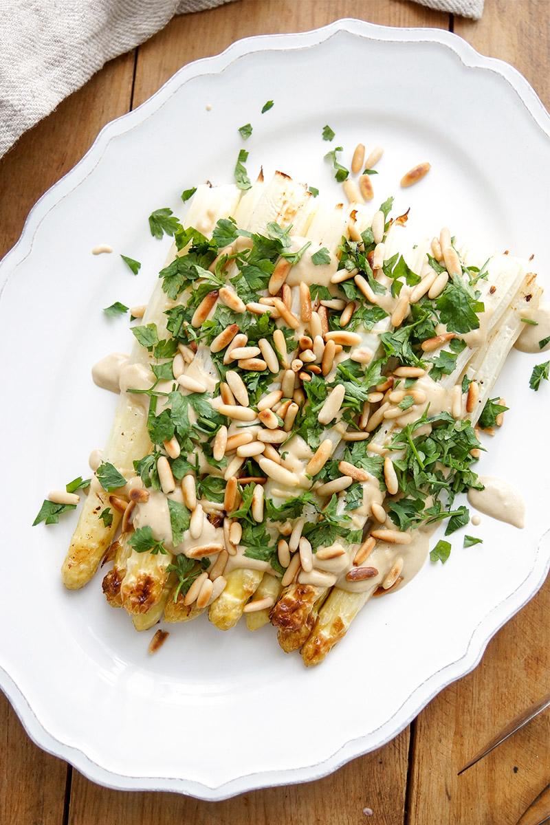 Rezeptbild: Gerösteter Spargel mit Tahin-Zitronen-Soße