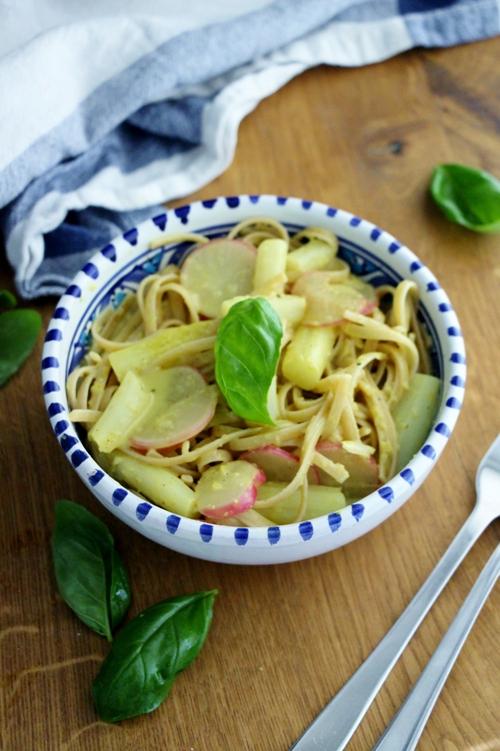 Rezeptbild: 15 Minuten Pasta mit Spargel, Kokos und Radieschen