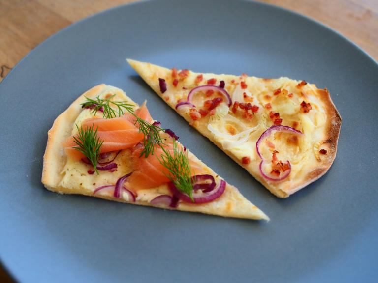 Rezeptbild: ZWEIERLEI FLAMMKUCHEN