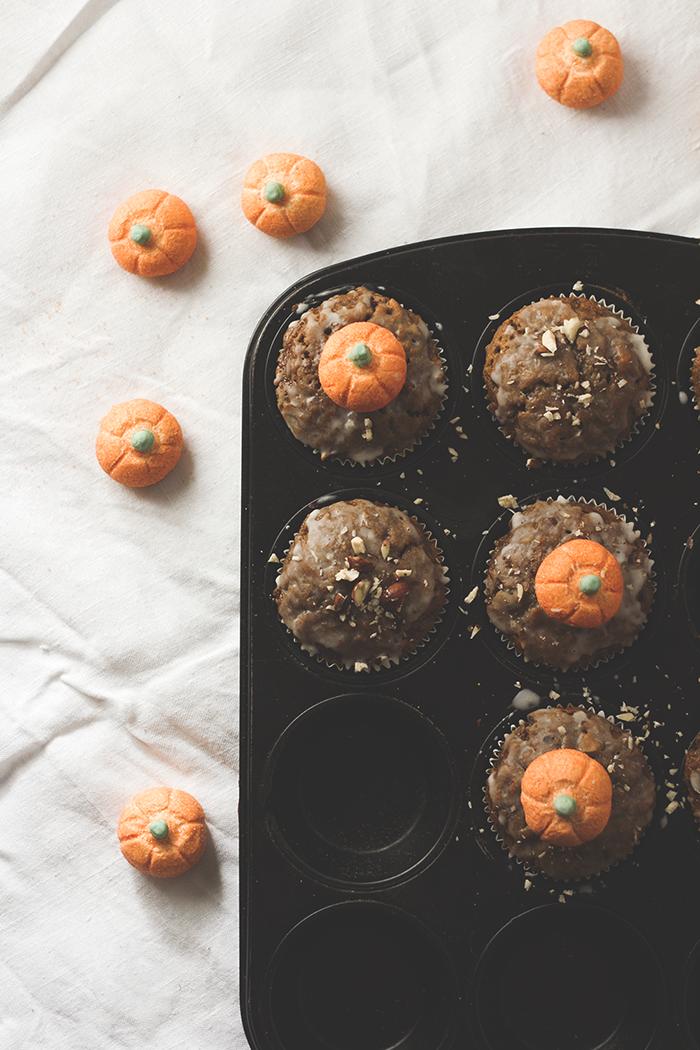 Rezeptbild: Kürbis-Haselnuss-Muffins mit Zuckerguss