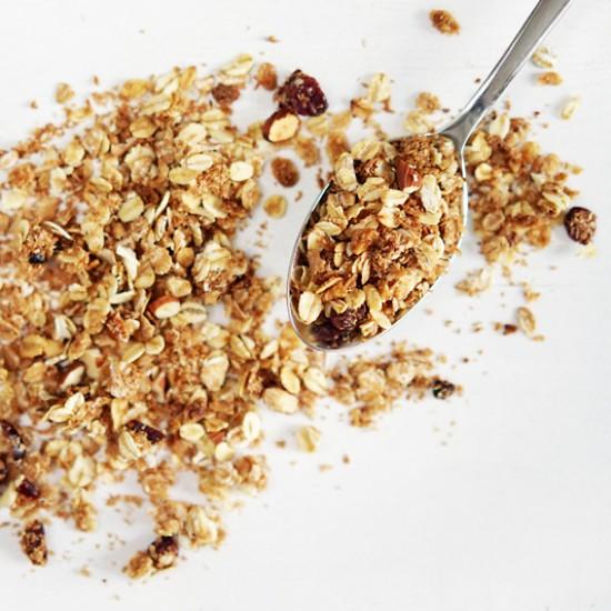 Rezeptbild: Knuspermüsli mit weißer Schokolade, Mandeln und Cranberries