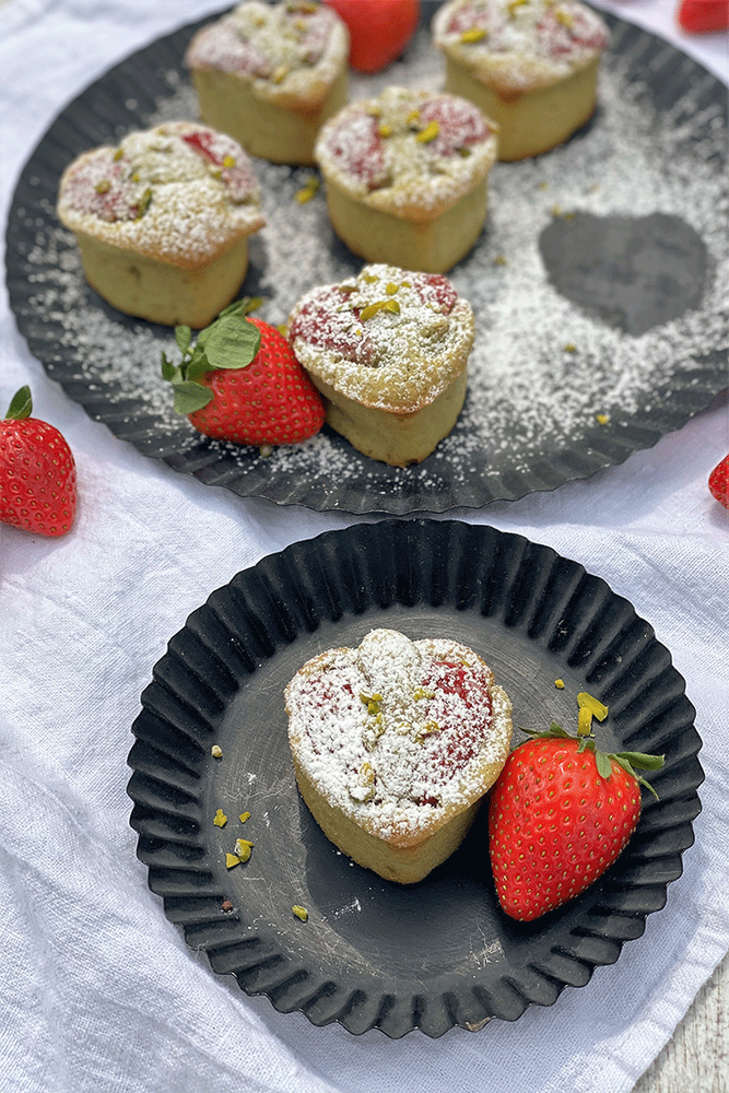 Rezeptbild: Financiers – französische Mandelküchlein mit Pistazien und Erdbeeren