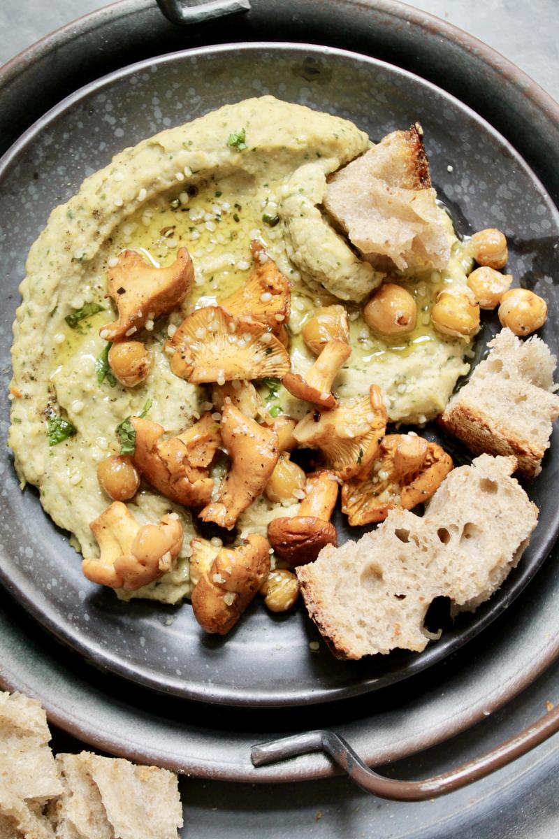 Rezeptbild: Cremiger Hummus mit Pfifferlingen (Eierschwammerln) & Minze