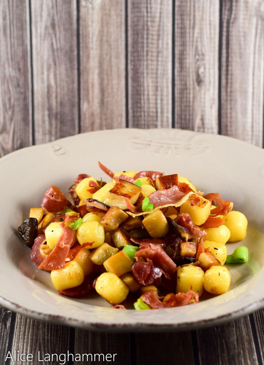 Rezeptbild: Gnocchi mit Kräuterseitlingen und Serranoschinken