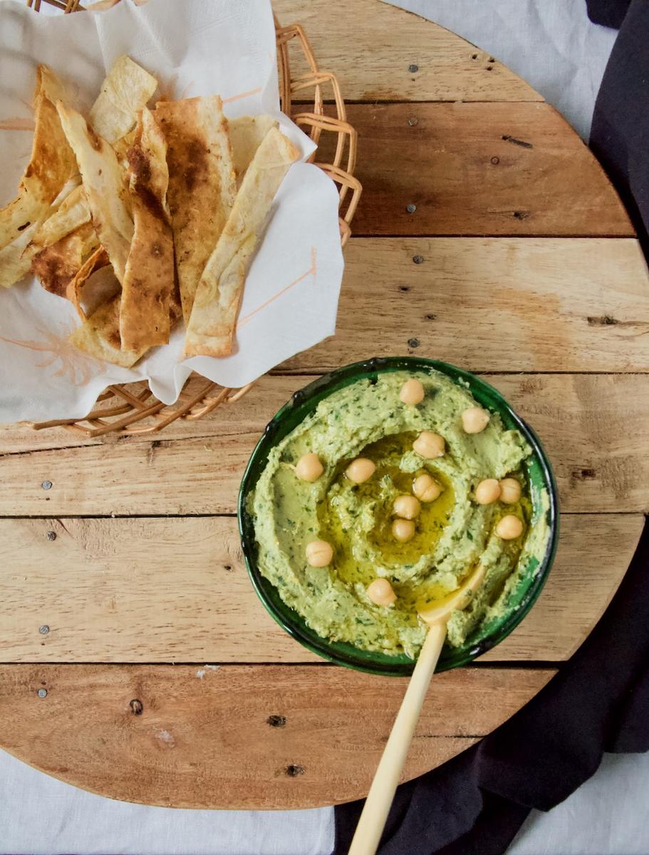 Rezeptbild: Cremiger Bärlauch Hummus mit knusprig gerösteten Fladenbrot Sticks