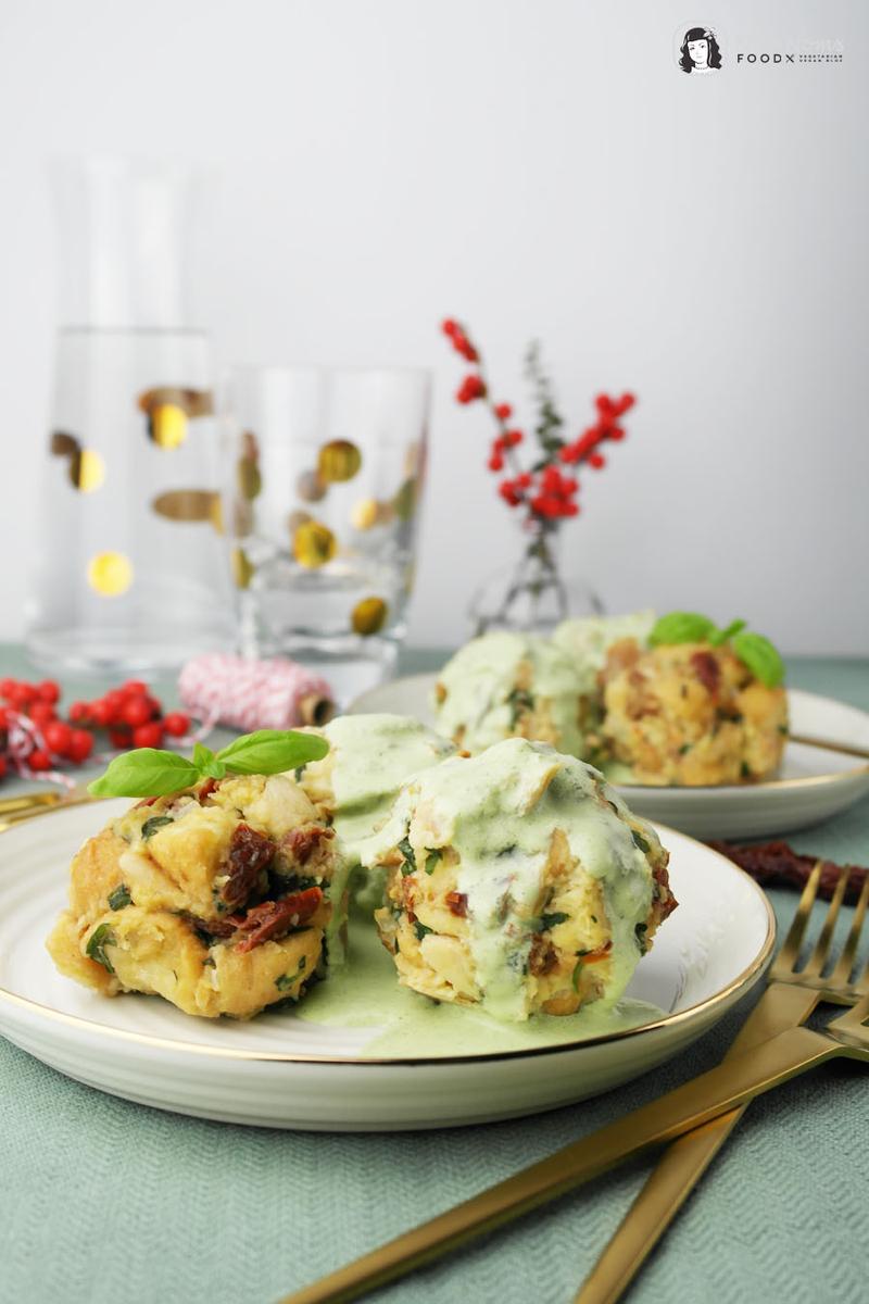 Rezeptbild: Knödel auf Italienisch: Tomaten-Semmelknödel mit Pinienkernen und Basilikumsoße