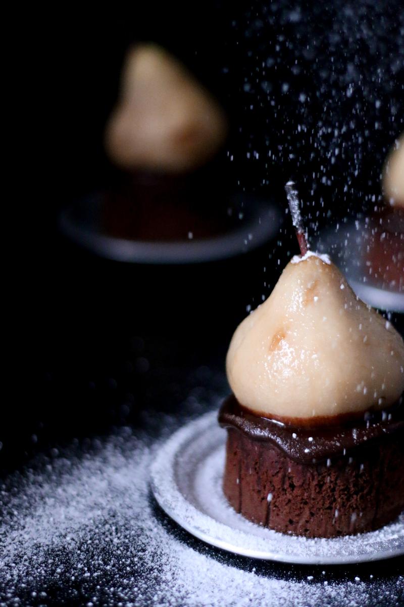 Rezeptbild: Veganer Schokoladenkuchen mit Chaitee pochierten Birnen