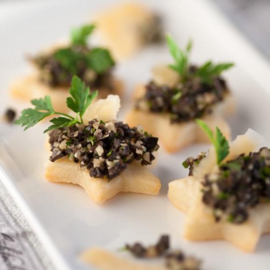 Rezeptbild: Comté-Mürbeteig-Plätzchen mit Olivenkaviar
