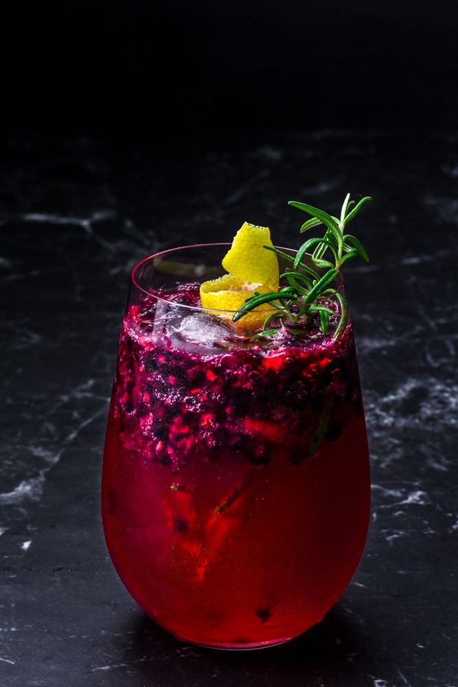 Rezeptbild: Gin Tonic mit Brombeere und Rosmarin-Zitronen Sirup