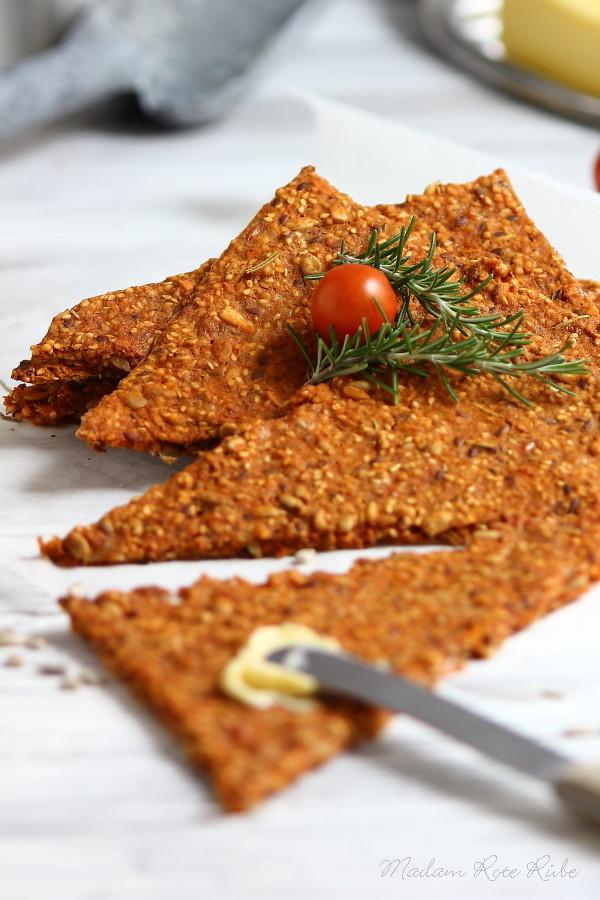 Rezeptbild: Knusper Parmesan-Tomaten-Knäcke mit Rosmarin