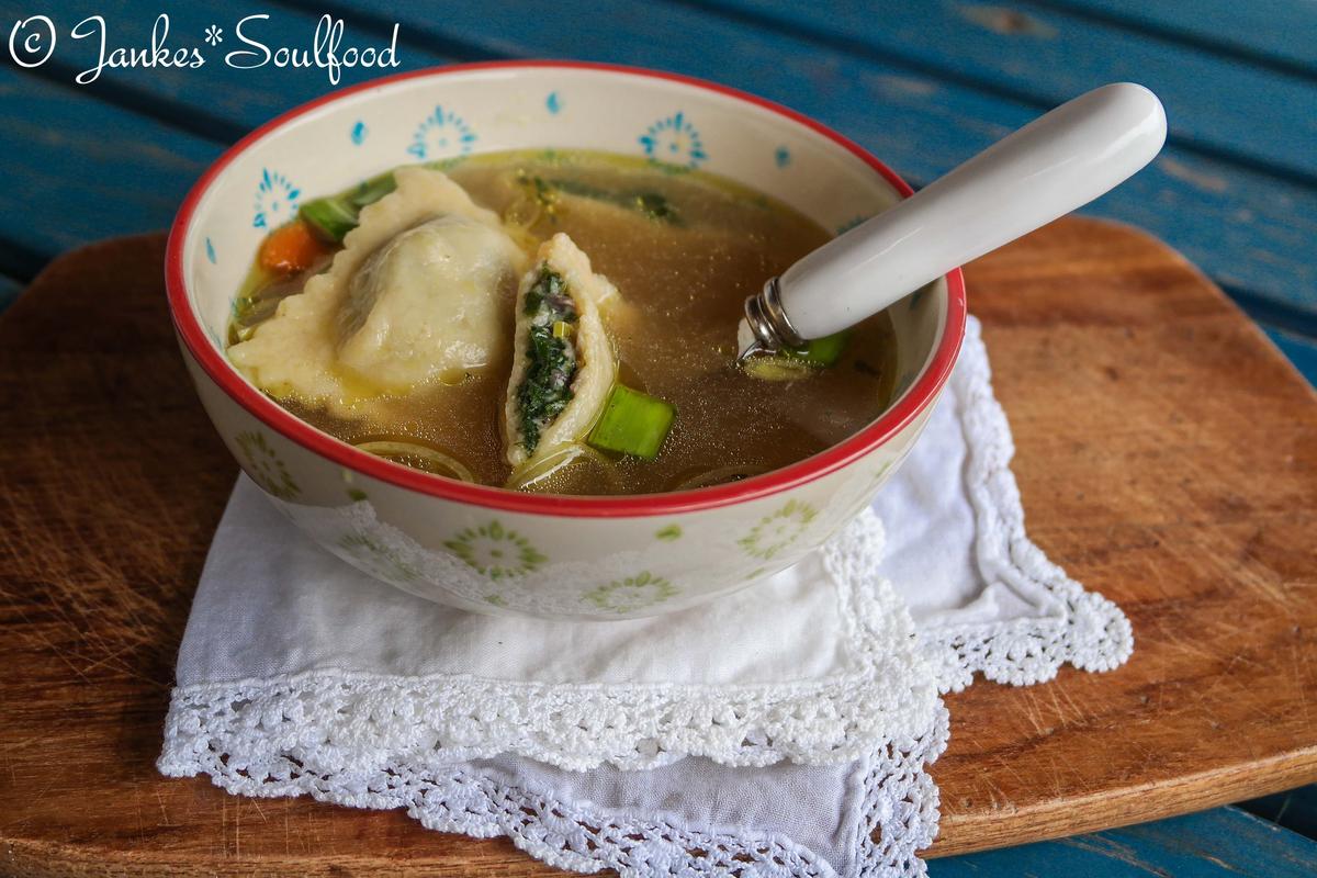 Rezeptbild: Gemüseravioli in Brühe