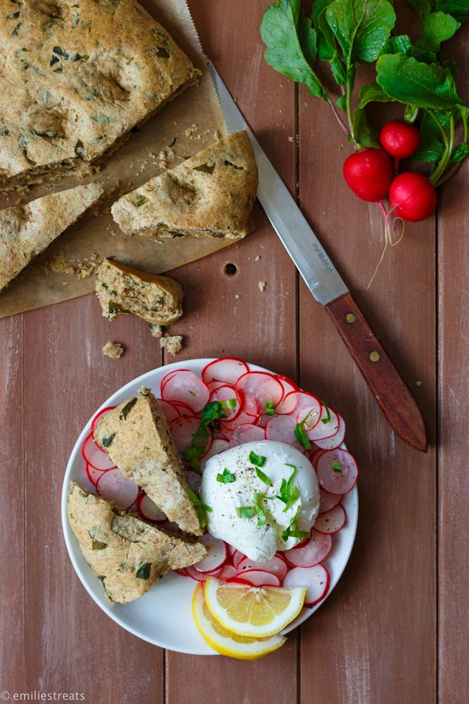 Rezeptbild: Vollkorn-Focaccia mit Bärlauch, Radieschensalat und Büffelmozzarella