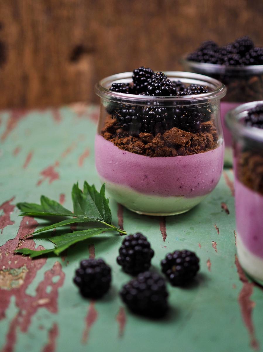 Rezeptbild: Sommerliches Dessert im Glas: Brombeer-Limetten-Creme mit Schokokeks