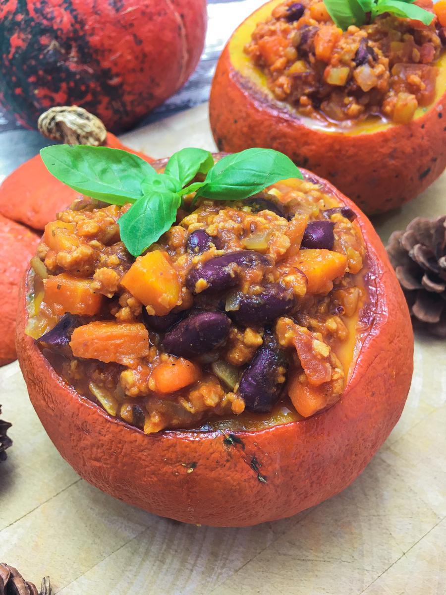 Rezeptbild: Gefüllter Ofenkürbis mit veganer Bolognese