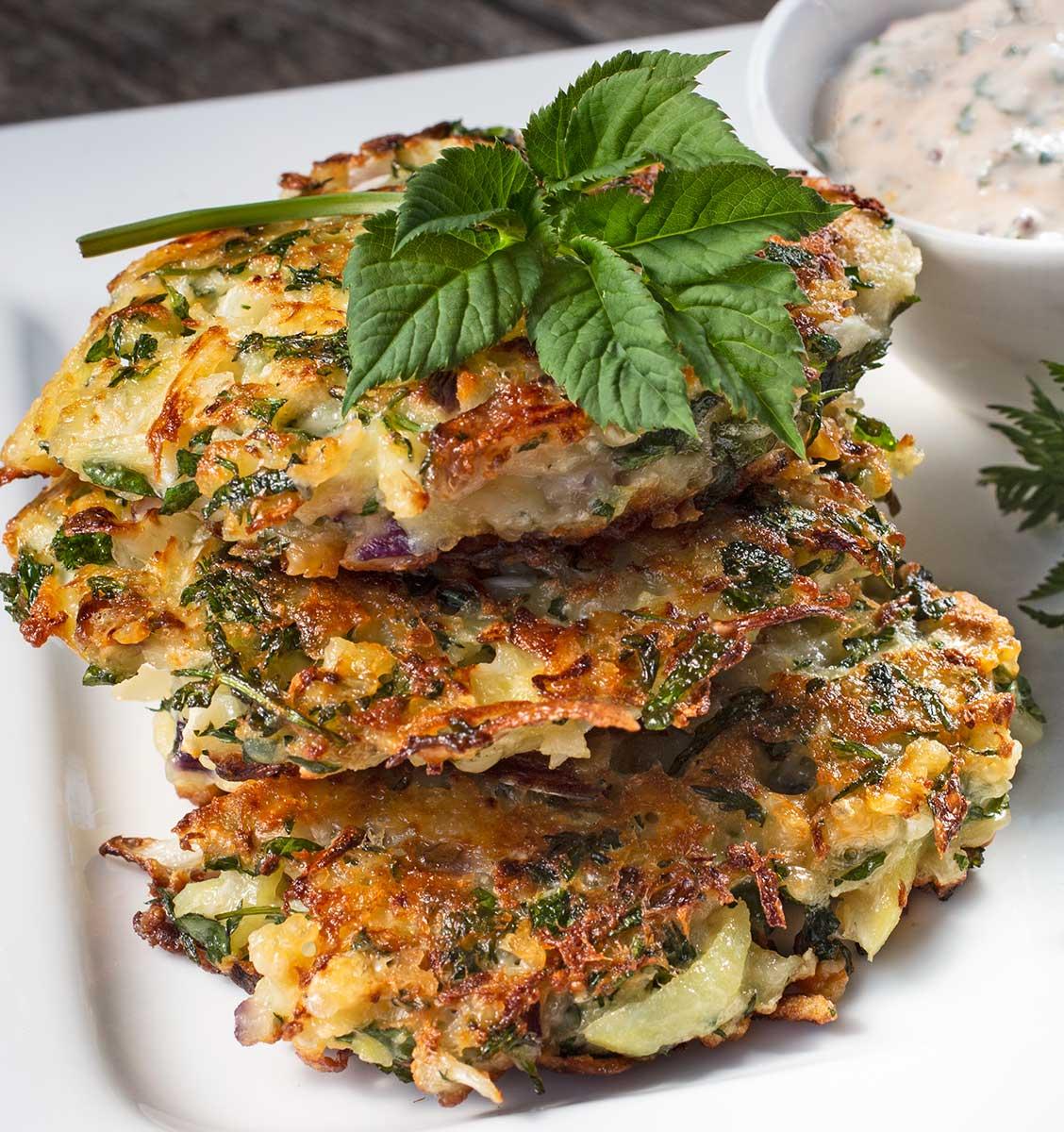 Rezeptbild: Blumenkohlpuffer mit Wildkräuterdip