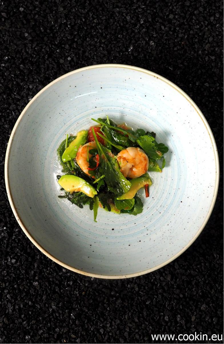 Rezeptbild: Wildkräutersalat, Pink Grapefruit, Avocado, Garnelen