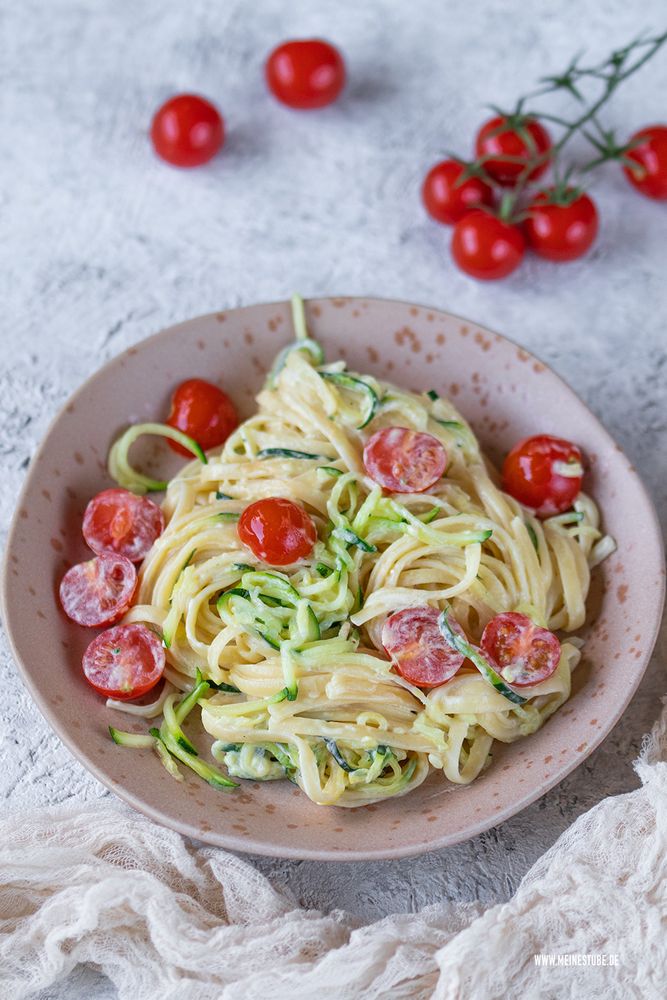 Rezeptbild: Kinderrezept mit Pasta und Zucchini-Spaghetti in Frischkäsesoße