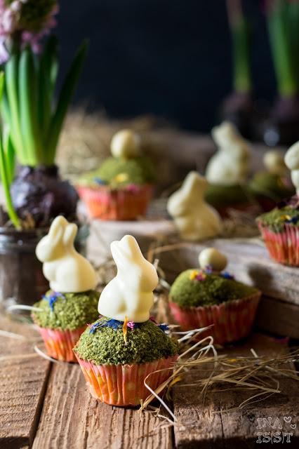 Rezeptbild: Ostermuffins mit Moos und Blüten
