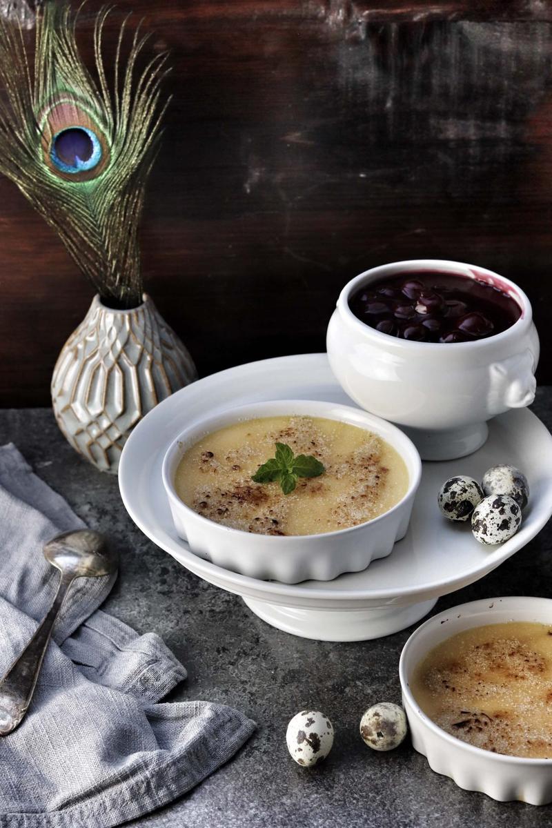 Rezeptbild: Eierlikör Crème brûlée mit heißen Kirschen
