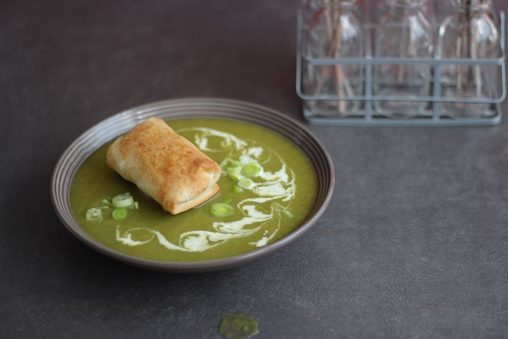 Rezeptbild: Lauch-Cremesuppe mit herzhaften Apfeltaschen