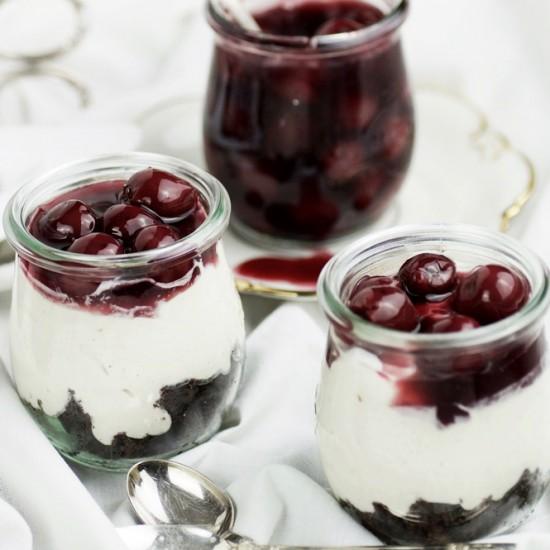 Rezeptbild: Zimtbrownie-Cheesecake mit Gewürzkirschen
