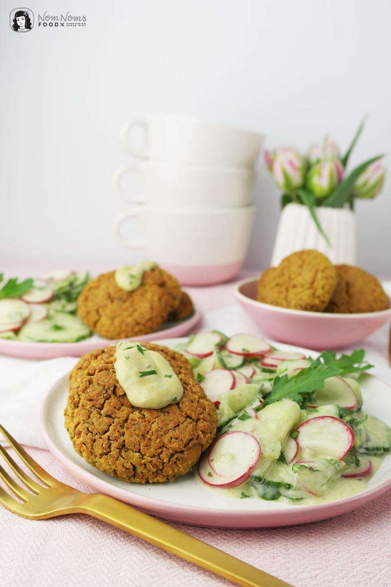 Rezeptbild: Gurken-Radieschen-Salat in Wasabi-Joghurt-Dressing und im Ofen gebackene Falafel