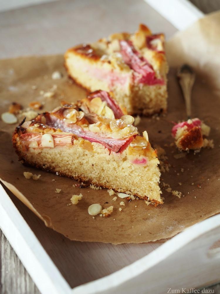 Rezeptbild: Mandel-Buttermilch-Kuchen mit Rhabarber
