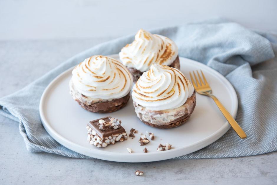 Rezeptbild: Mini-Eisbomben mit Puffreisboden und Baiser