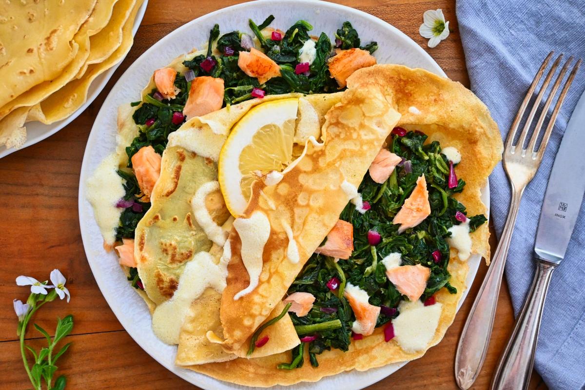 Rezeptbild: Herzhafte Crêpes mit Spinat-Lachs-Füllung