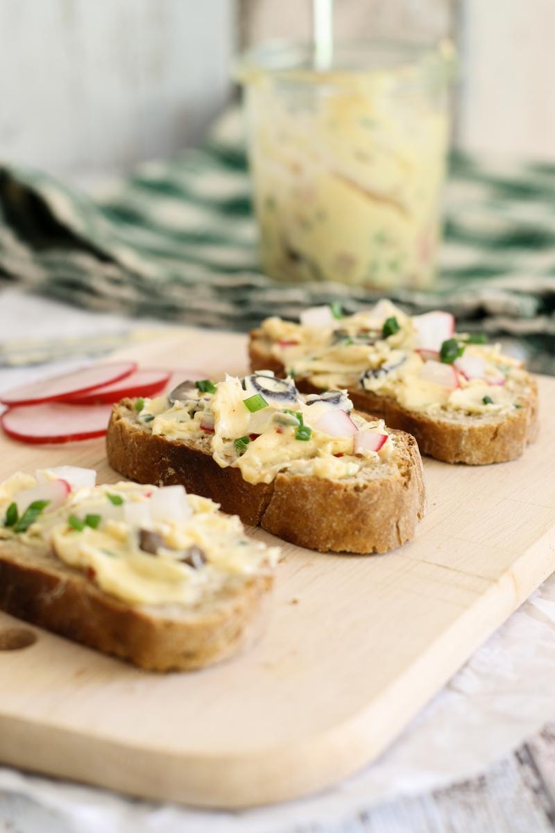 Rezeptbild: Radieschen-Oliven-Butter mit Schnittlauch