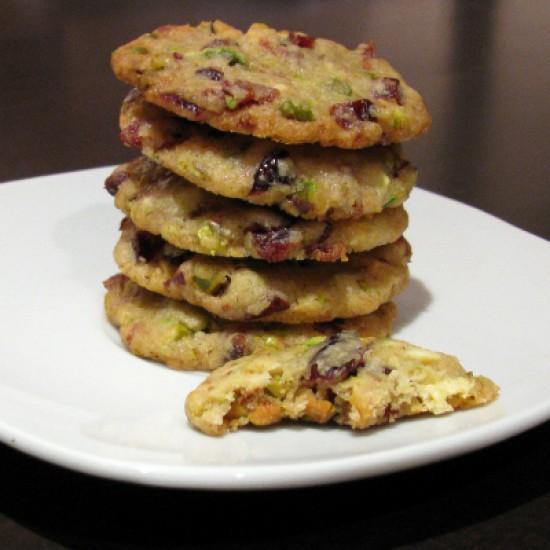 Weihnachtliche Cookies mit weißer Schokolade, Pistazien und Cranberries ...