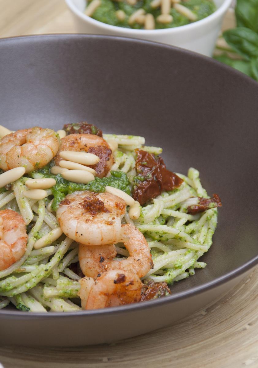 Rezeptbild: Vollkorn-Spaghetti mit Basilikum-Pesto und Chili-Garnelen