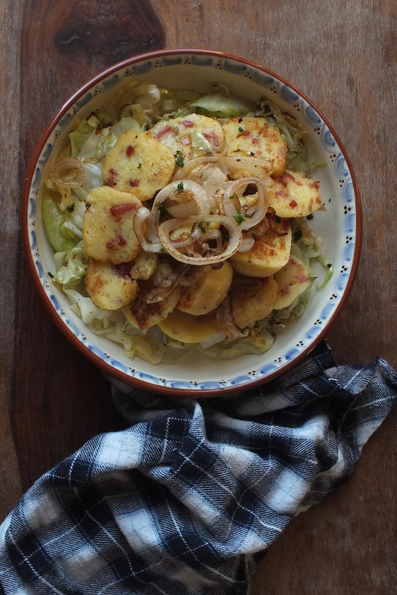 Rezeptbild: Speckknödel in der Krautpfanne mit Zwiebelschmelze