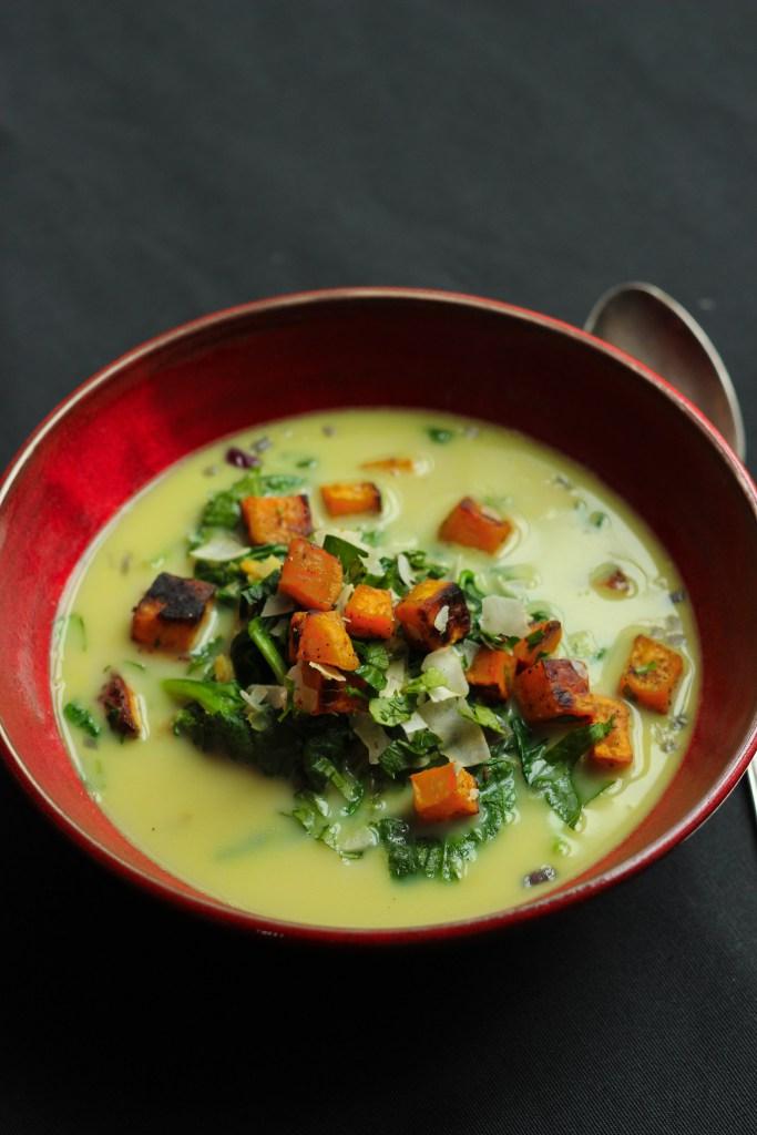 Rezeptbild: Gelbe Linsensuppe mit Spinat und Süßkartoffel-Kokos-Topping