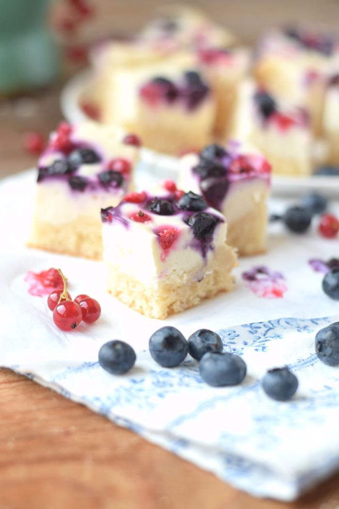 Rezeptbild: Quarkkuchen Würfel mit Beeren