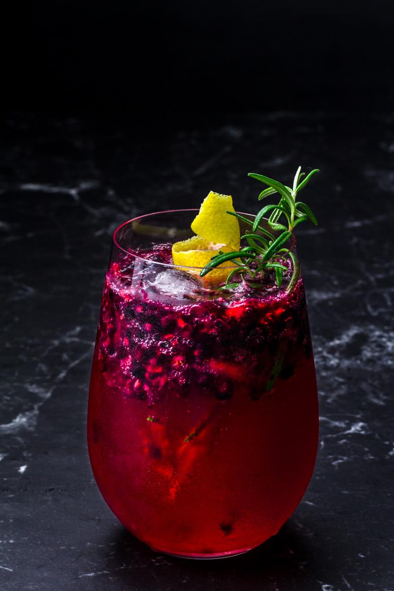 Rezeptbild: Gin Tonic mit Brombeere und Rosmarin-Zitronen Sirup