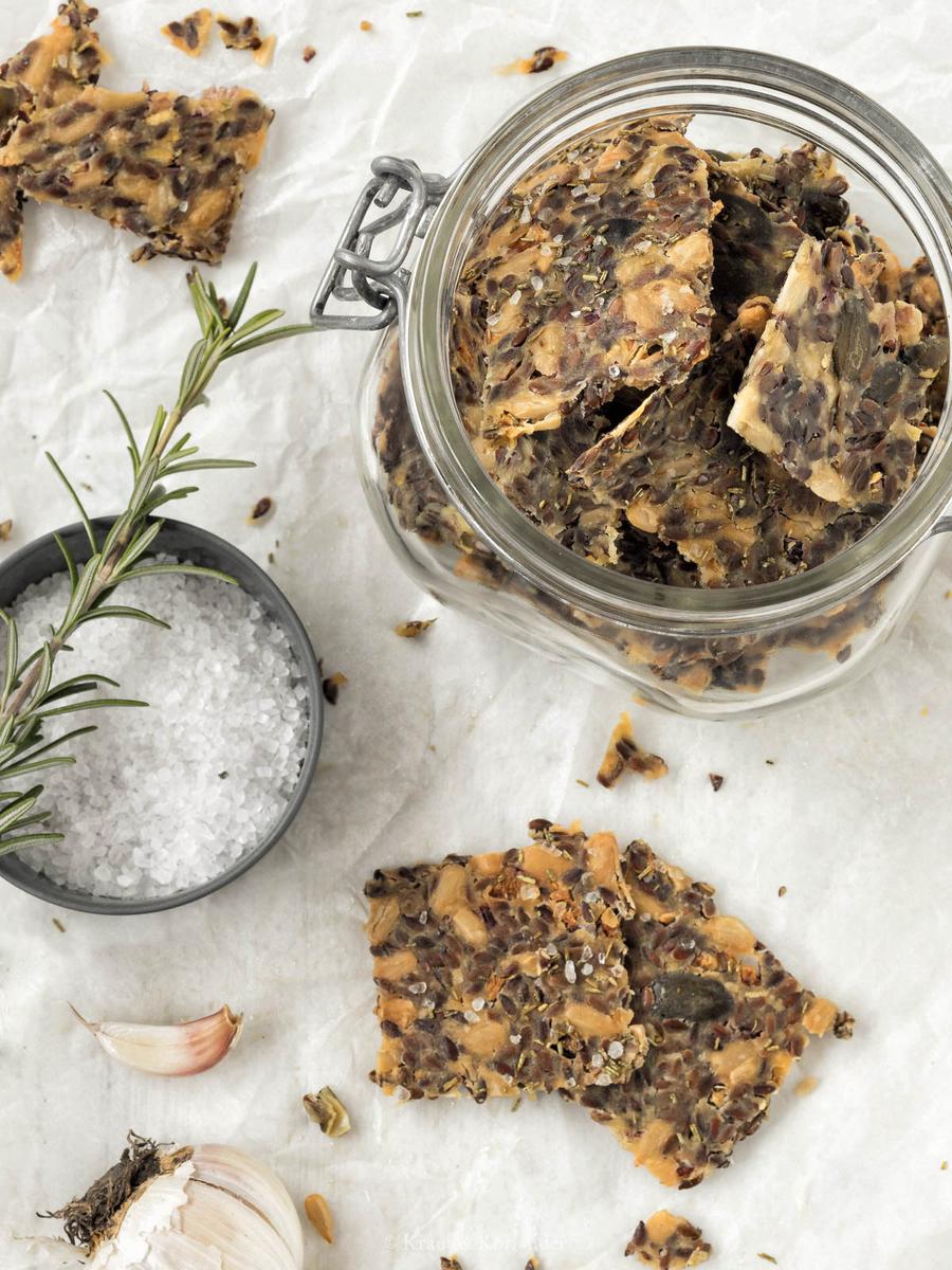 Rezeptbild: Herzhafte Leinsamen-Cracker mit Rosmarin